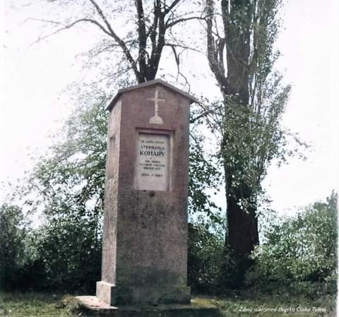 Nový pamätník bol postavený na mieste Koháryho smrteľného zásahu. Niekoľkokrát bol opravený. Fotografia pochádza z roku 1964.